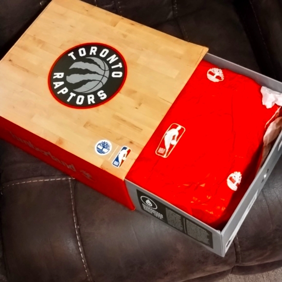 Brand New..Men's exotic Toronto raptors NBA, timberlands size 11 - Picture 2 of 15